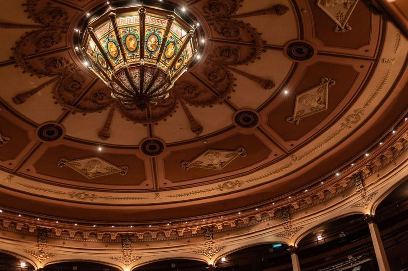 La calidez del Teatro Avenida permite apreciar lo mejor del Ballet en Buenos Aires y notar cada detalle de los movimientos.